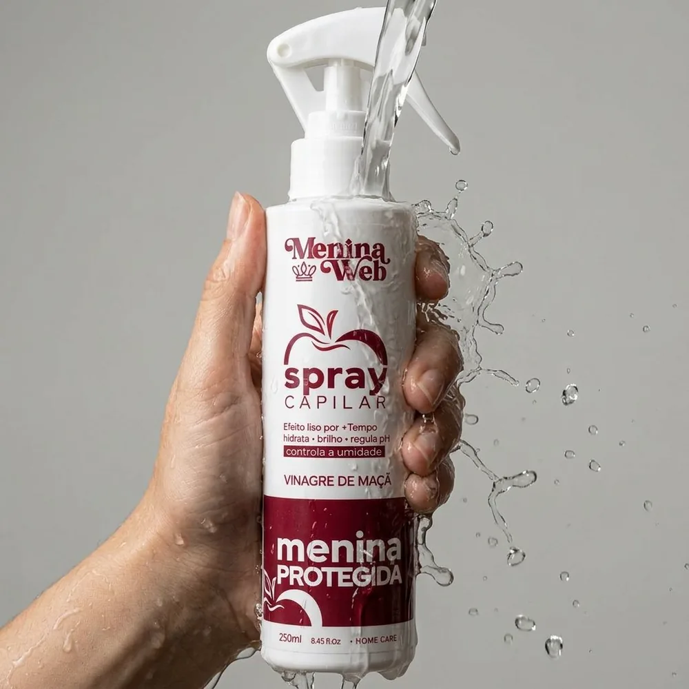 Frasco do Spray Capilar Vinagre de Maçã Menina Web sob água